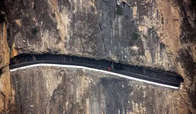 圖片:中國十大奇特工程-掛壁公路 