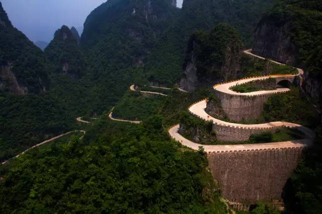 圖片:中國十大奇特工程- 張家界天門山盤山公路
