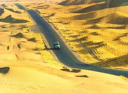 圖片:中國十大奇特工程-新疆塔里木沙漠公路 
